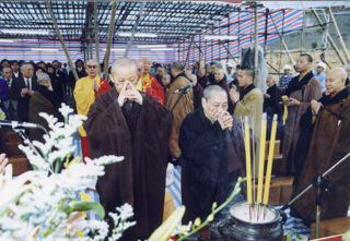 志莲净苑住持瑞融法师(右)及辅行宏勋法师(左)在奠基洒净仪式