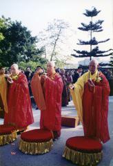 志莲佛寺重建奠基洒净仪式 ,由觉光大和尚(中)、明旸大和尚(左)、及圣一大和尚(右)主持(1994年1月3日)