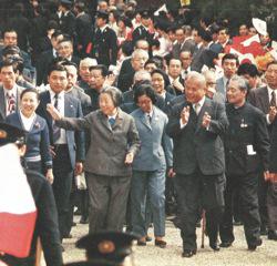 1979年4月17日，中国邓颖超副委员长访问日本奈良唐招提寺并迎请鉴真像回国展出，使两国之友邦再度巩固