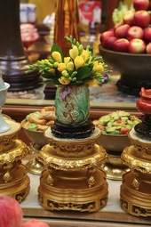 供坛上的瓷雕花瓶