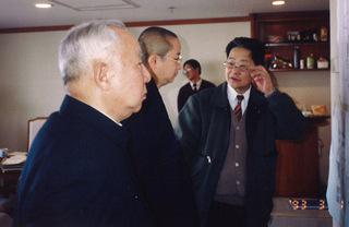 师父与杜仙洲先生(左)罗哲文先生(右)交流有关中国古建木结构之学问
