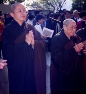 瑞融当家师(右)与辅行宏勋法师(左)虔诚祈愿志莲净苑重建顺利完成